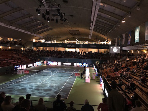 Från anrik tennishall till fartfylld turnering