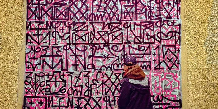 Walk & Talk-möte genom ett konstgalleri