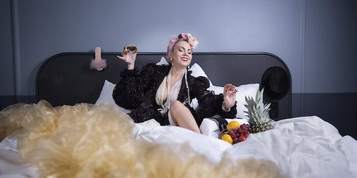 “Sov med pärlhalsbandet på” – Hasselbackens brunchvärdinna Mrs M guidar dig till ett fabulöst liv